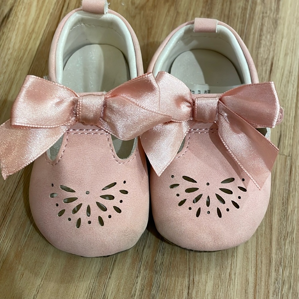 Like new infant shoes 0-3 M cat & jack